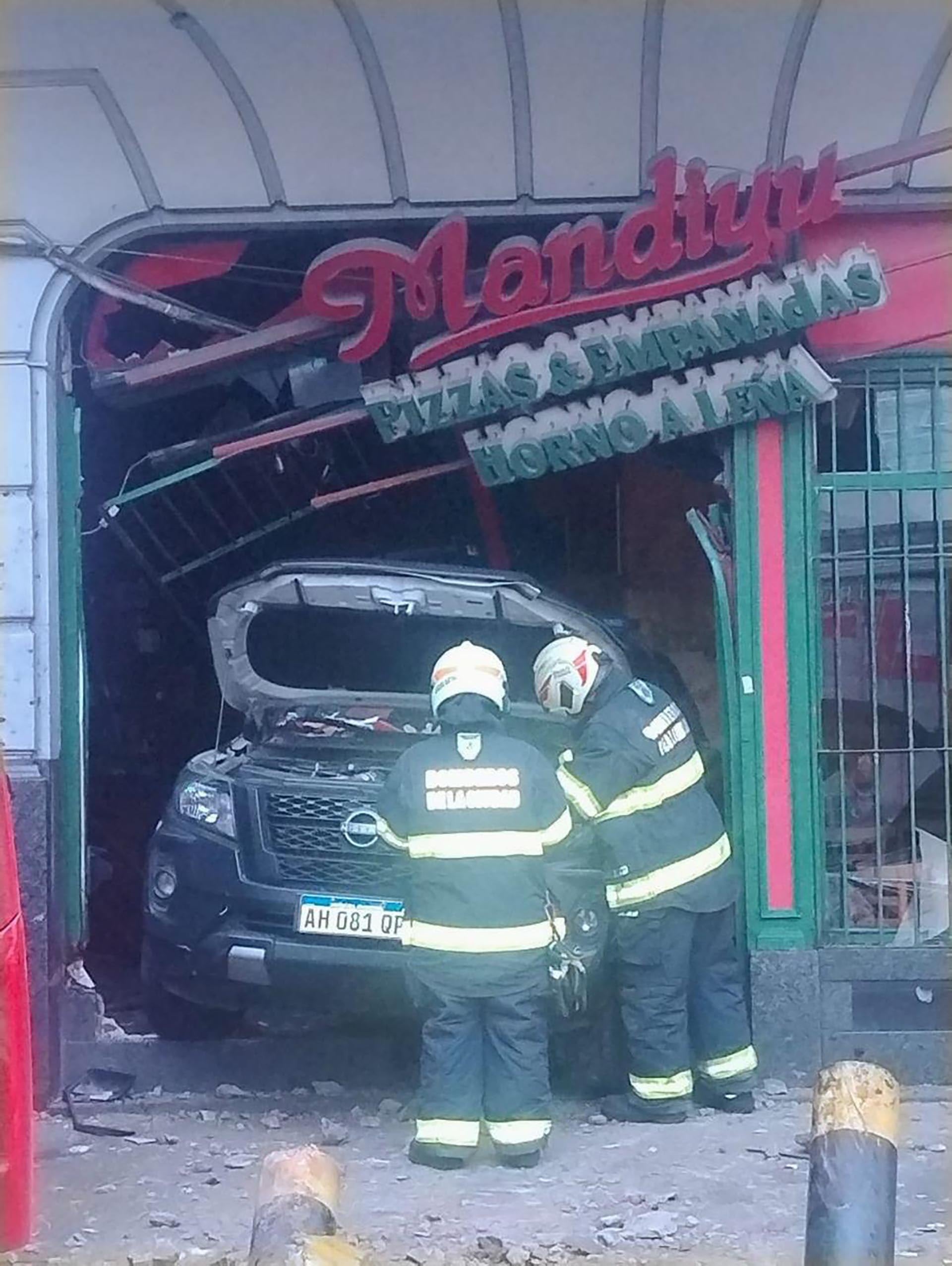 Un patrullero impactó violentamente contra la fachada de la pizzería Mandiyú, causando daños estructurales significativos, después de verse involucrado en un choque con un colectivo.
