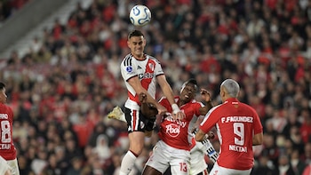 El colombiano Rafael Santos Borré falló su penal en el River vs. Santa Fe por la Sudamericana, y así lo calificó la prensa argentina: “Imposible de explicar”