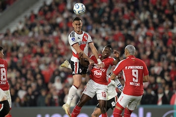River Plate's Colombian forward #19 Rafael Santos Borre heads the ball past Santa Fe's defender #13 Helibelton Palacios during the second leg of the Copa Sudamericana round of 16 football match between Argentina's River Plate and Colombia's Independiente Santa Fe at Mas Monumental stadium in Buenos Aires on August 26, 2026. (Photo by JUAN MABROMATA / AFP)