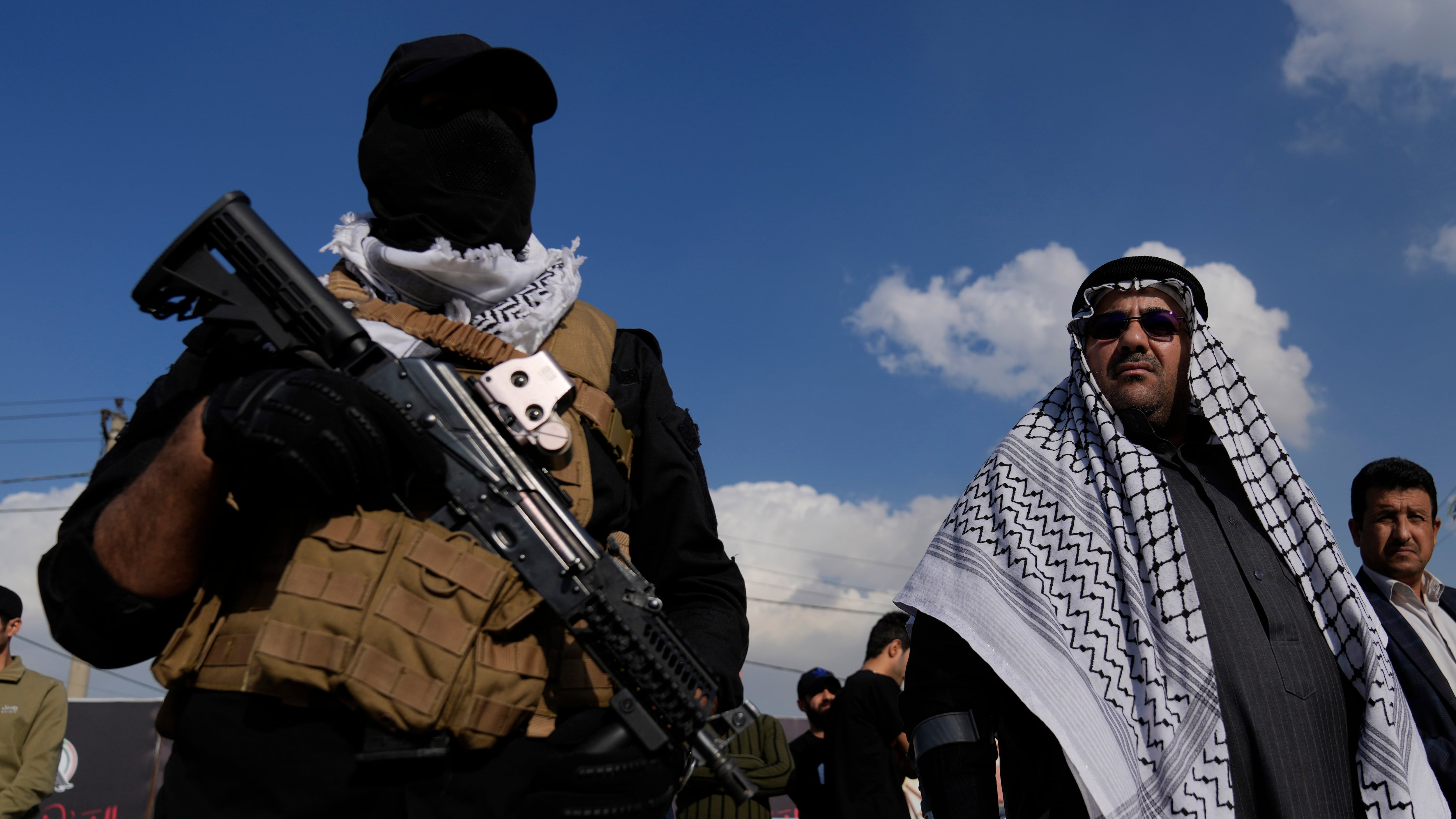 Miembros de un grupo armado chiíta iraquí asisten al funeral de un combatiente de Kataib Hezbollah, que murió en un ataque aéreo estadounidense, en Bagdad, Irak, el jueves 25 de enero de 2024
(Foto AP/Hadi Mizban)