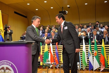 El expresidente Juan Manuel Santos y el exministro de las TIC, David Luna, lanzando las primeras 64 zonas de WiFi gratis para todo el territorio nacional el 19 de abril de 2016 / (Colprensa / SIG).