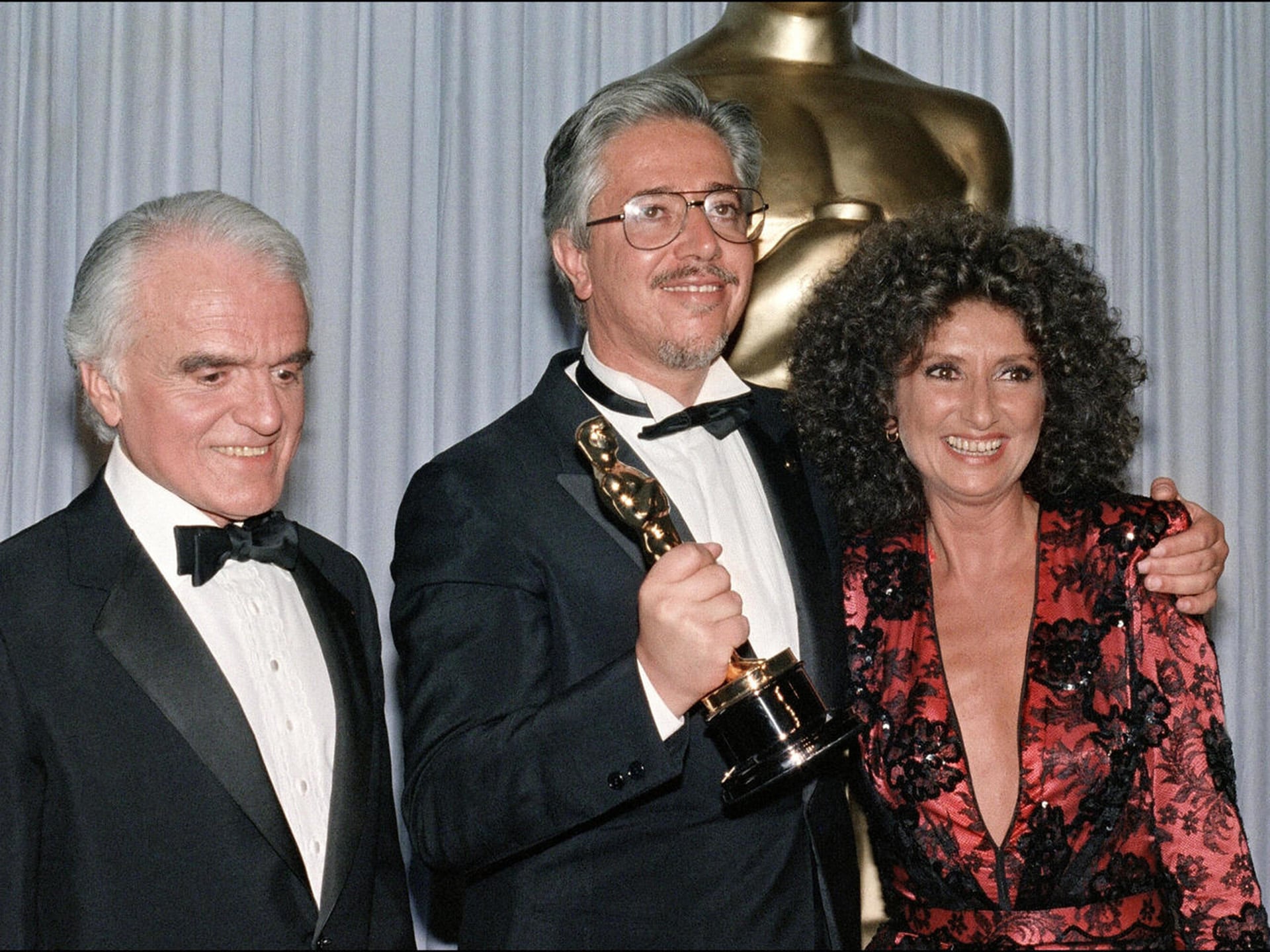 Norma Aleandro y Luis Puenzo posan con Jack Valenti y el Oscar que convirtió a La historia oficial en la ganadora de aquella velada (Archivo)