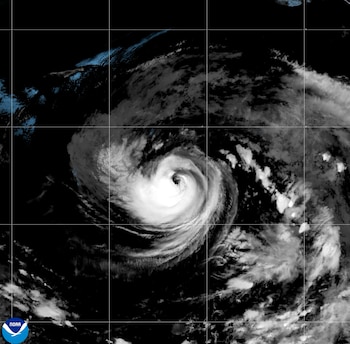 El huracán Karina escaló a categoría 4 en el Pacífico con vientos máximos sostenidos de 230 kilómetros por hora, informó el NHC (NOAA vía AP)