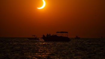 De las nubes en Asturias a la puesta de sol en las playas baleares: así ha sido el histórico eclipse