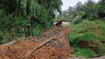 Le cayó una roca encima: