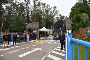 La puerta del predio de