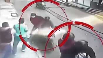 Brutal asalto a cambista en Piura: video del instante en que delincuentes le arrebatan 6 mil dolares