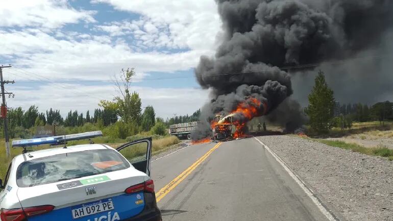 El incendio del semirremolque generó una columna de humo visible a gran distancia, la estructura del camión quedó dañada