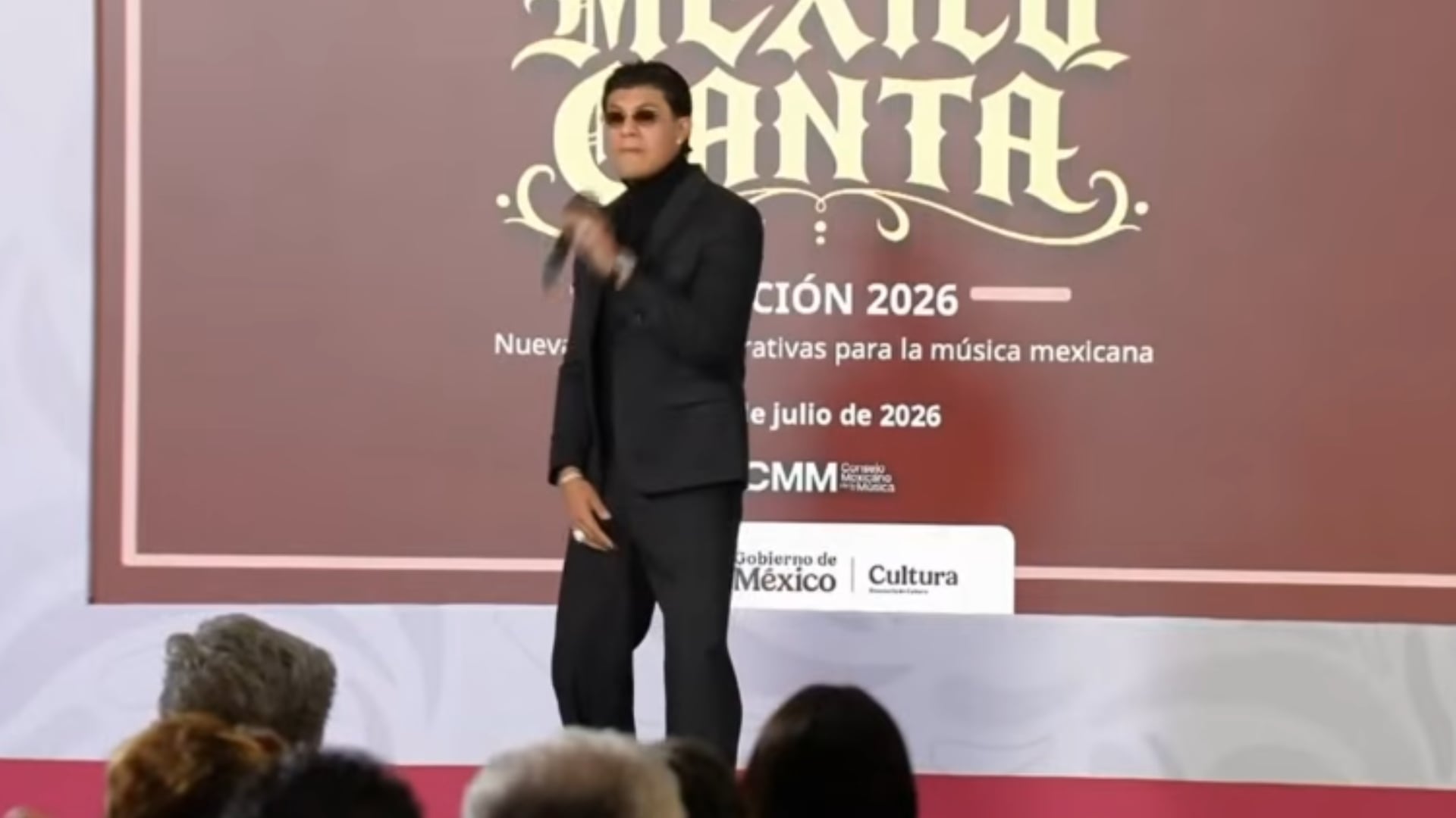 “Que te vayas por la derecha”: la frase de El Bogueto que desató memes y críticas tras cantar ‘Mi barrio’ en La Mañanera