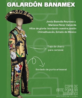 Un traje de charro con ídolos del futbol en la historia, el famoso "chilito bigotón" Pique, la mascota oficial de la Copa Mundial de la FIFA organizada por México en 1986, entre otros motivos futboleros
