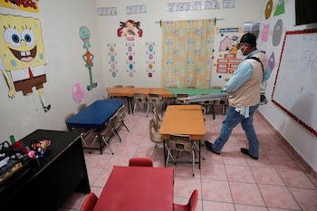 El almacenamiento de agua incrementa el riesgo de formación de criaderos si no se aplican medidas preventivas.
Salud pidió acudir de inmediato a un centro asistencial ante cualquier sospecha de dengue. (Foto: REUTERS/Yoseph Amaya)