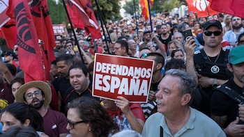 Manifestantes se concentran ante la Embajada de Marruecos en Madrid por la crisis migratoria en Ceuta