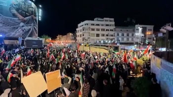 El régimen de Irán exhibió misiles balísticos mientras se informa de una extensión del alto el fuego