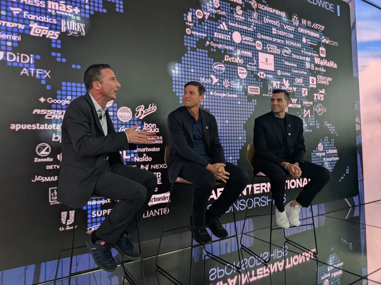 Bruno Vain, periodista y uno de los conductores de la conferencia; Javier Zanetti, integrante del Consejo de Fútbol de la AFA; y Leandro Petersen, director comercial y de marketing de la Asociación del Fútbol Argentino, durante la exposición sobre la expansión global de la AFA en Nueva York (Crédito: Opy Morales)