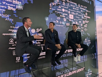 Bruno Vain, periodista y uno de los conductores de la conferencia; Javier Zanetti, integrante del Consejo de Fútbol de la AFA; y Leandro Petersen, director comercial y de marketing de la Asociación del Fútbol Argentino, durante la exposición sobre la expansión global de la AFA en Nueva York (Crédito: Opy Morales)