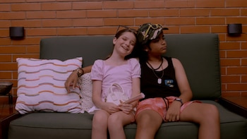 El Club de los Gritos ofrece una experiencia singular al combinar suspenso, comedia y creatividad.