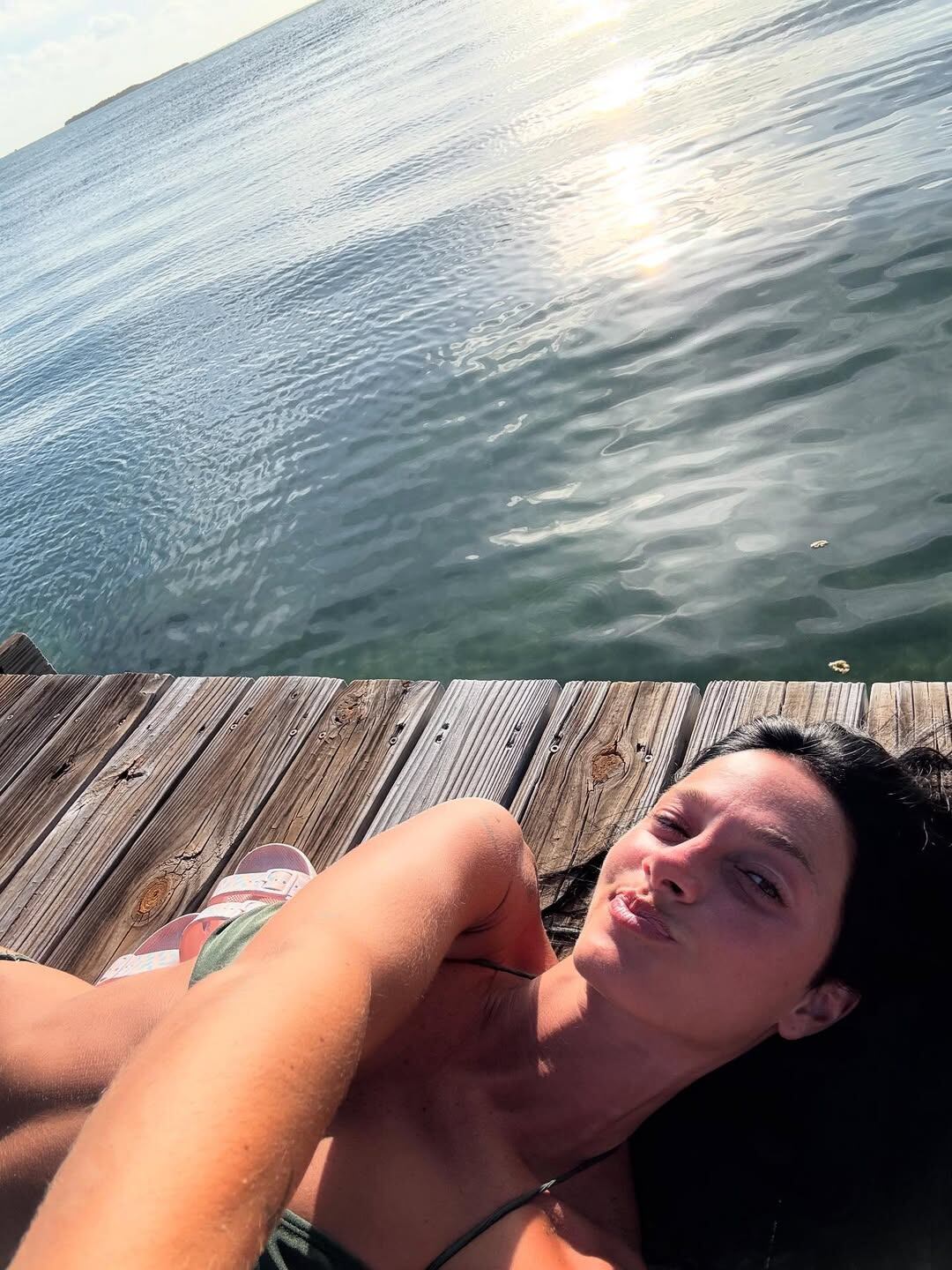 La casa donde se hospedaron destaca por su diseño moderno, muelle privado y vistas privilegiadas al atardecer