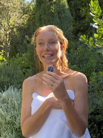 Gwyneth Paltrow protagoniza un atrevido vídeo en la ducha para presentar su nuevo gel de Goop