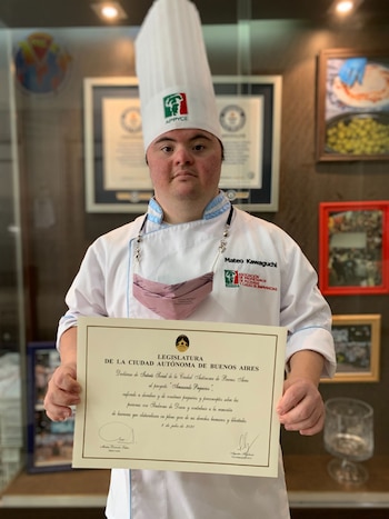 Mateo con el diploma de