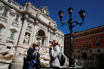 Dos mujeres comen pizza en