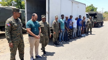 Ejército de República Dominicana intercepta camión que transportaba haitianos indocumentados y detienen a un dominicano