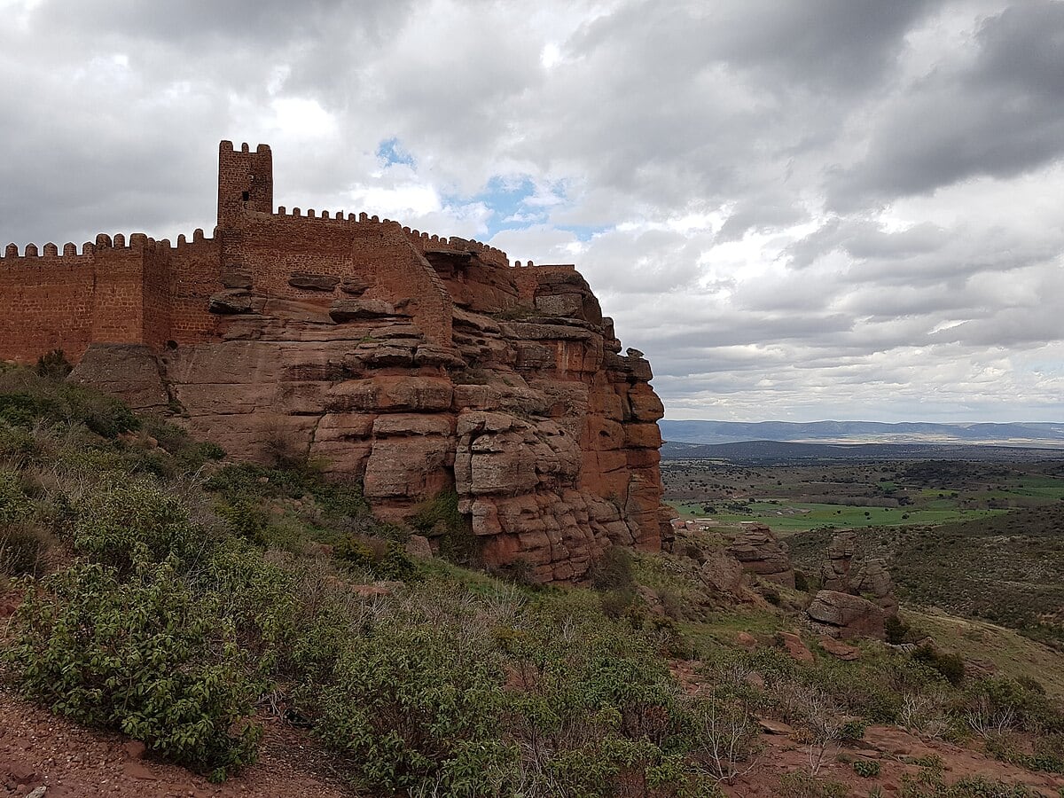 Castillo de Peracense, una de las paradas de la Ruta de los Montes Universales (Wikimedia Commons)