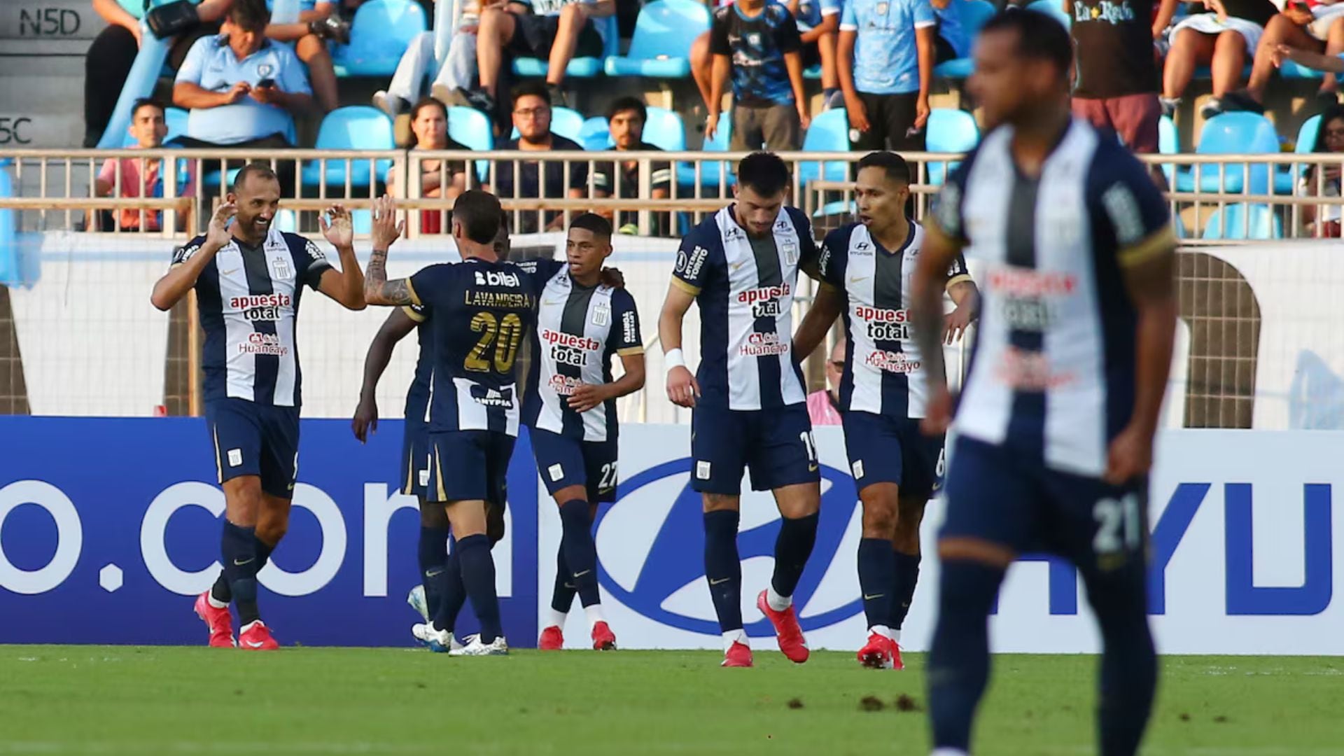 Hernán Barcos festejando con el resto del equipo de Alianza su gol en Tierra de Campeones, en Chile. - Crédito: PHOTOSPORT