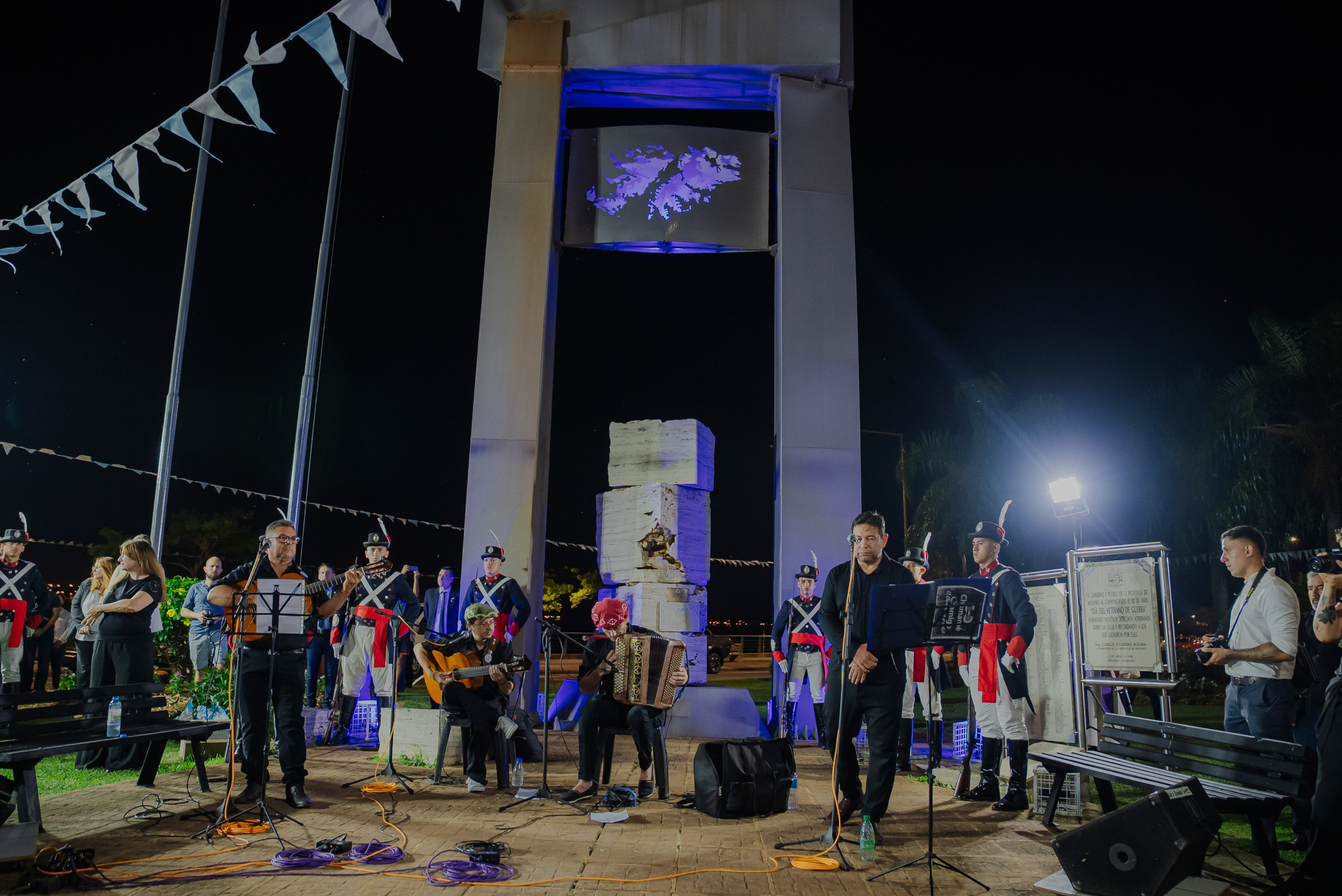 En el acto realizado en Posadas también hubo participación de grupos folkloricos locales (X: @LaloStelatto)