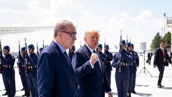 Trump llega a la cumbre de la OTAN entre drama y espectáculo