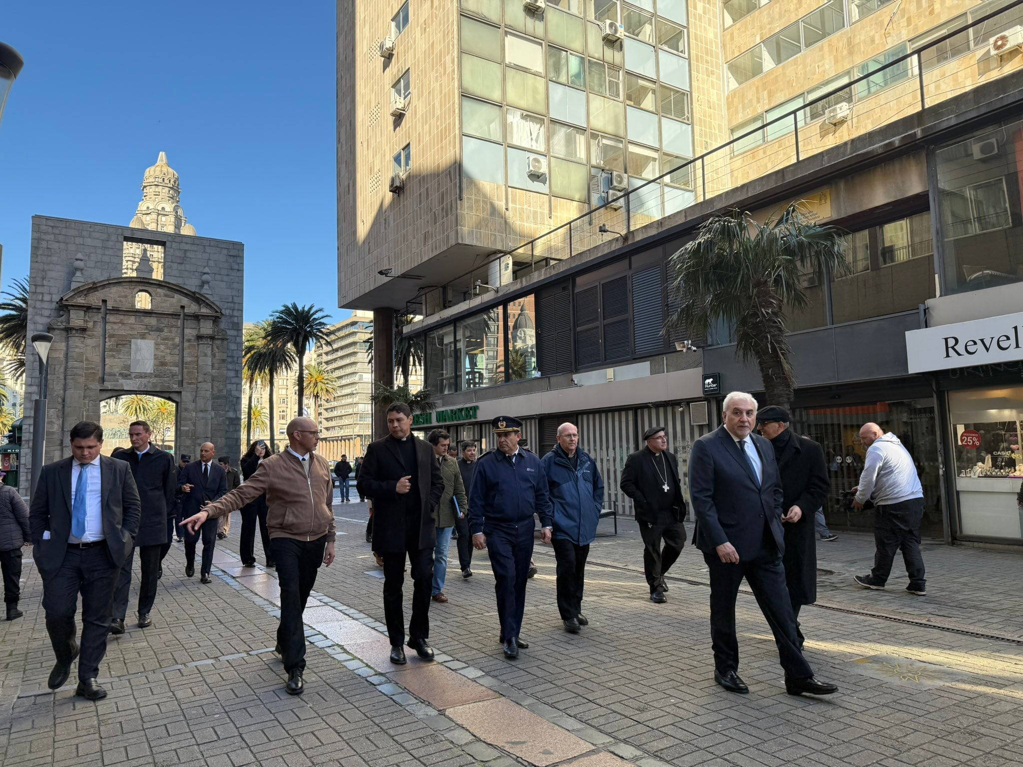 La avanzada del Vaticano recorre la peatonal Sarandí hacia la Iglesia Matriz, Catedral de Montevideo (@iglesiauy)