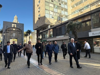 La avanzada del Vaticano recorre la peatonal Sarandí hacia la Iglesia Matriz, Catedral de Montevideo (@iglesiauy)