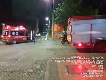 Una mujer resultó lesionada en el incendio del centro de Cali y recibió atención médica en el lugar antes de ser trasladada - crédito Bomberos Cali