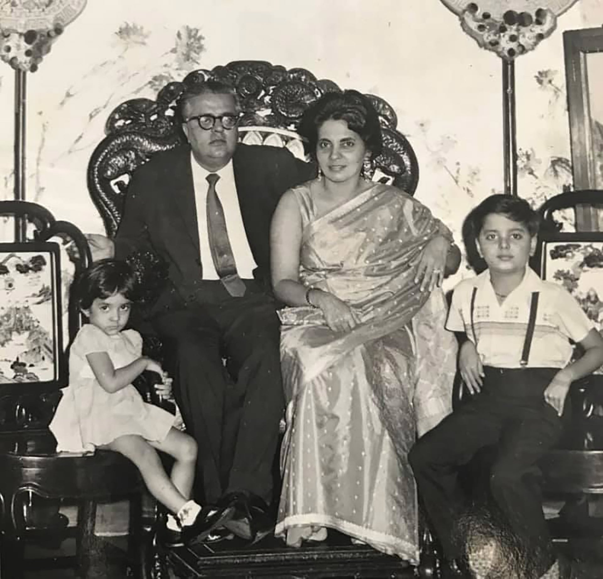 Anita junto a su padre Hargobind Shamdasani, su madre Neelu y su hermano Anoop
