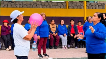 Cuatro de cada cinco peruanos son sedentarios y un proyecto juvenil busca revertirlo entre adultos mayores de Lima Sur