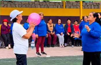 Cuatro de cada cinco peruanos son sedentarios y un proyecto juvenil busca revertirlo entre adultos mayores de Lima Sur