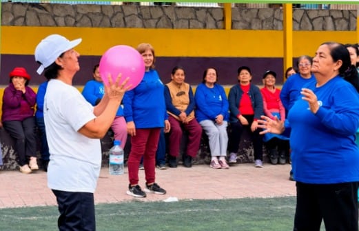 Cuatro de cada cinco peruanos son sedentarios y un proyecto juvenil busca revertirlo entre adultos mayores de Lima Sur