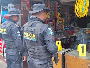 Las máquinas tragamonedas se venden y alquilan en redes sociales en Guatemala, aunque están prohibidas y no pagan impuestos porque carecen de control estatal o municipal.
