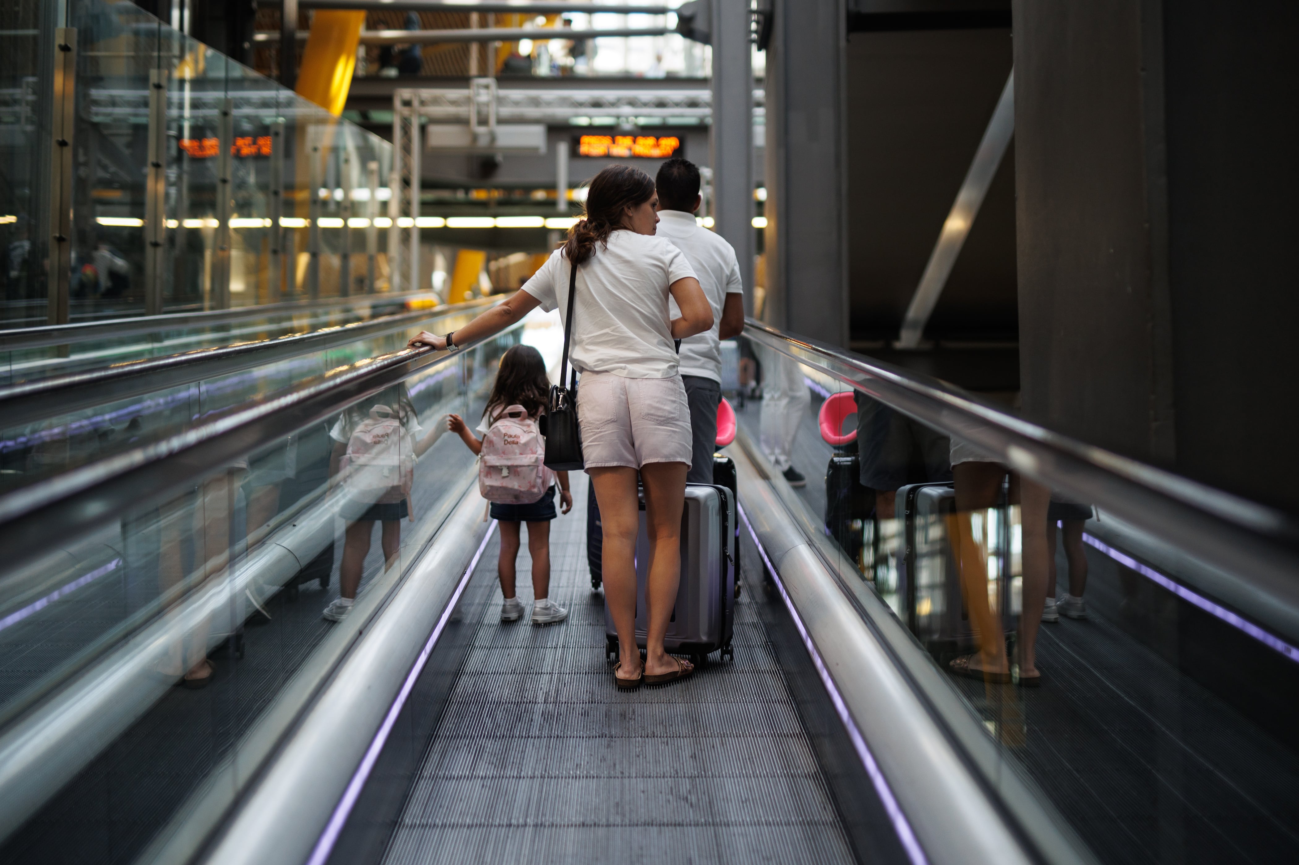 Imagen de archivo de varios viajeros en la terminal 4 del Aeropuerto Adolfo Suárez Madrid-Barajas. (Alejandro Martínez Vélez/Europa Press)