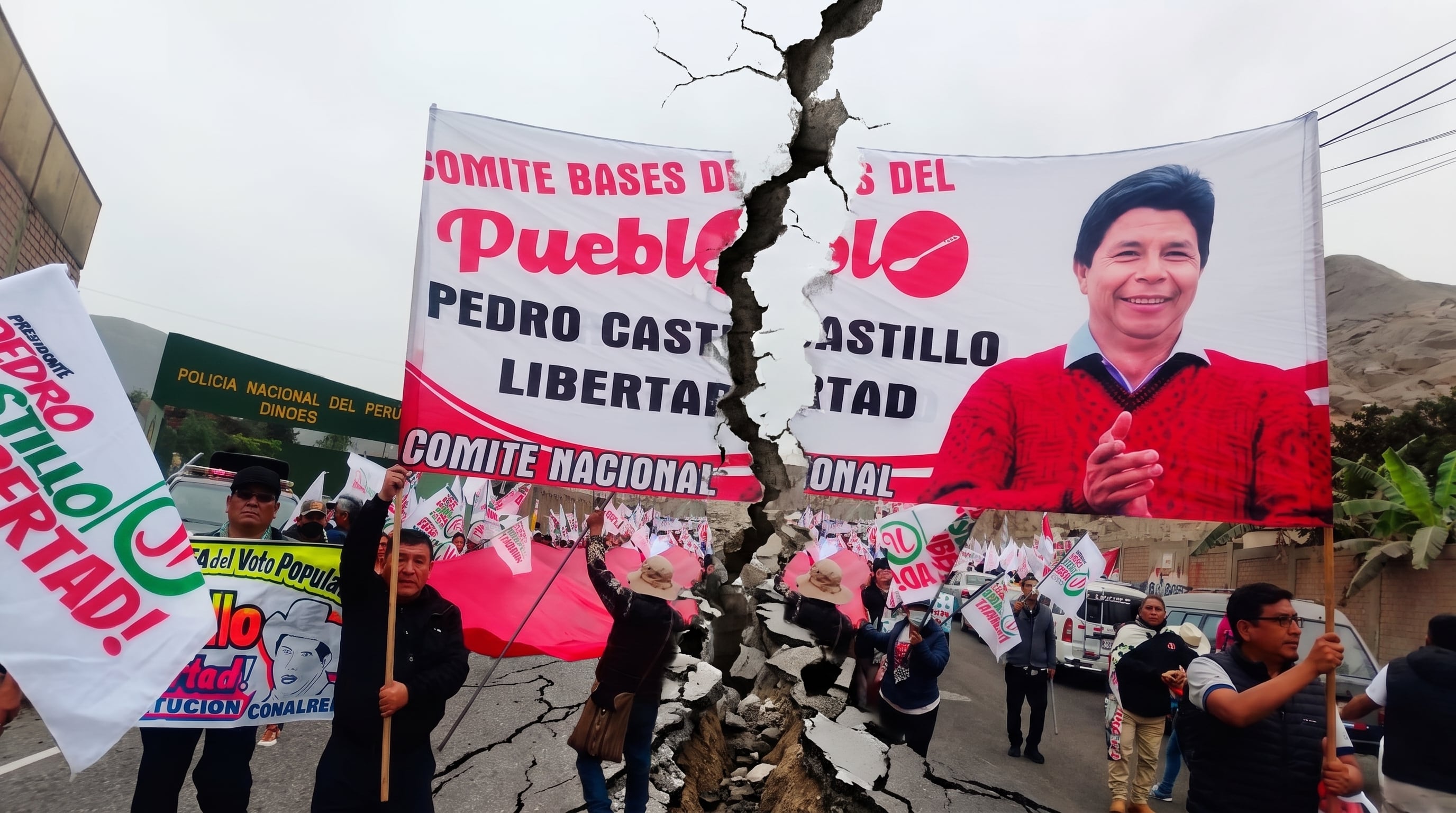 Una grieta visual atraviesa una manifestación de apoyo a Pedro Castillo, simbolizando una división dentro del movimiento político en Perú. (Imagen Ilustrativa Infobae)
