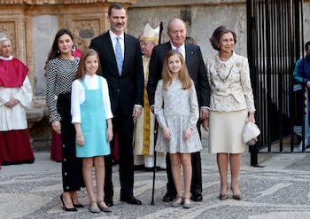 La reina Sofía junto a la familia real al completo luce su collar de huevos de Pascua en 2019 (Europa Press)