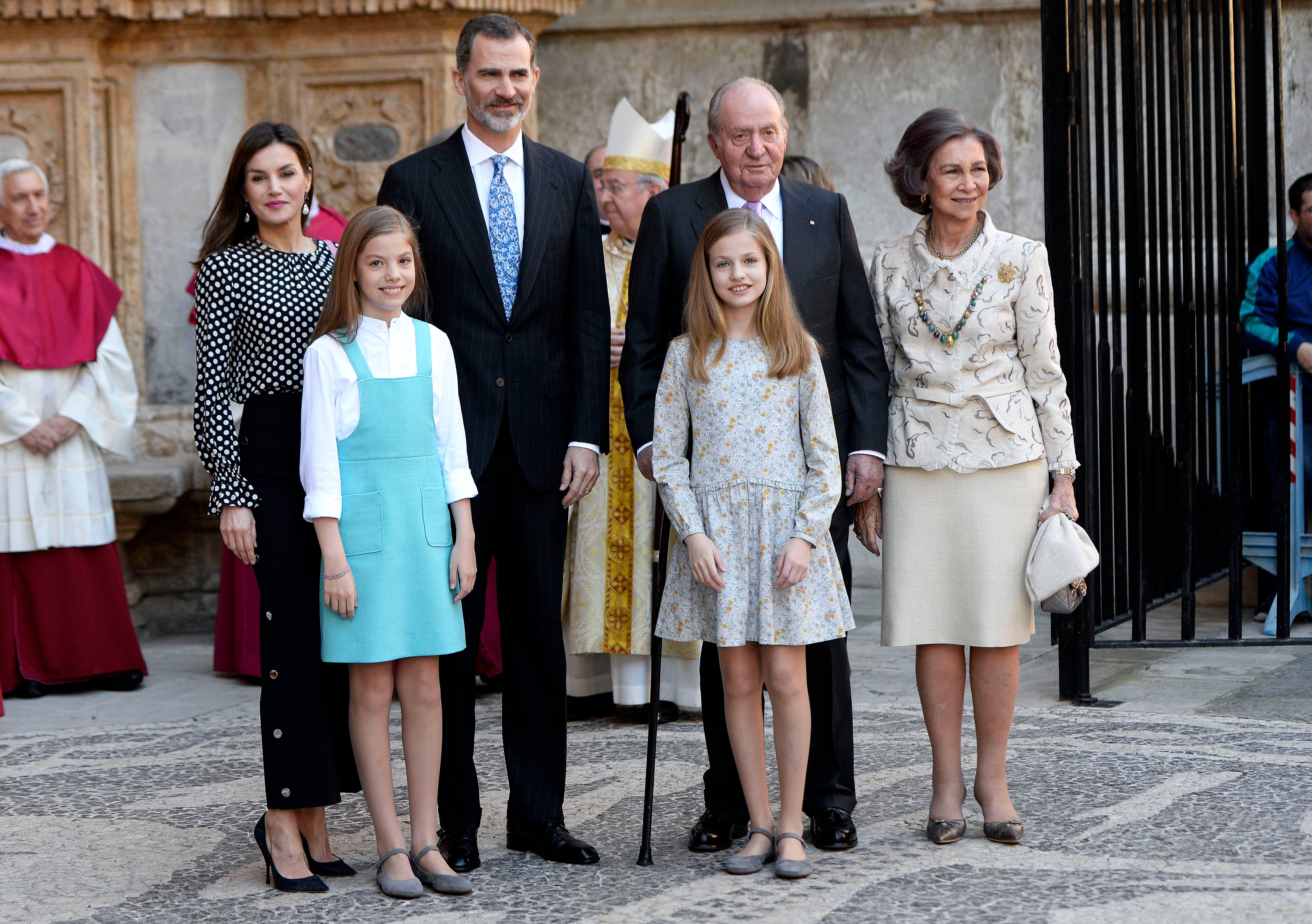 La reina Sofía junto a la familia real al completo luce su collar de huevos de Pascua en 2019 (Europa Press)