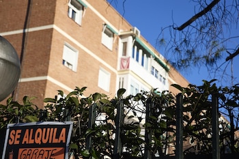 Cartel de se alquila.