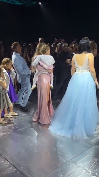 Karina (con Abril en brazos)