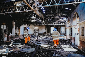 Bomberos inspeccionan el interior de