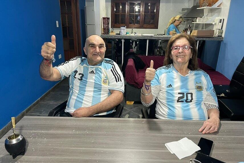 Chiche y Lali acompañaron los primeros pasos de Lionel en el fútbol. Los viajes, los entrenamientos y el esfuerzo familiar forman parte de la historia detrás del entrenador campeón del mundo.
