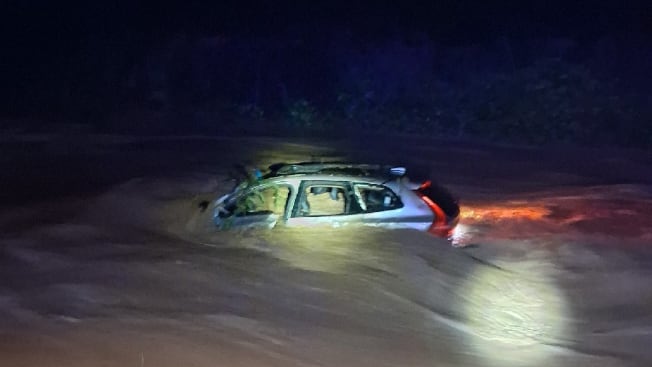 Imagen del coche arrastrado por la riada provocada por las fuertes lluvias en Olivella. (@bomberscat/X)