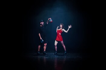 “Menos detalles”: cuando el teatro