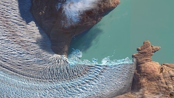 Desde el año 2000, la reducción promedio anual de hielo glaciar alcanza 273 mil millones de toneladas en todo el planeta (Maxar Technologies vía REUTERS)