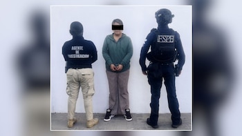 Detienen a mujer policía por