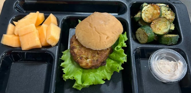 Beth Brewster y su equipo de chefs probaron distintas preparaciones hasta encontrar una receta con aprobación del USDA que pudiera servirse en cualquier escuela del país (Caroline County Public Schools)